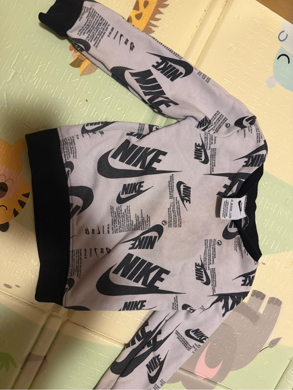 Nike Logo Print Sweatshirt in Light Gray and Black **play**